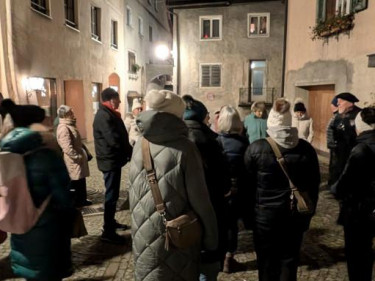 183804682-Gruppe-auf-Dorfplatz 183804682-Gruppe-auf-Dorfplatz