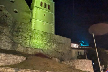 185656973-Burg-mit-Kirche 185656973-Burg-mit-Kirche